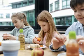 Kinder beim Frühstücken - Lions Club St. Pauli